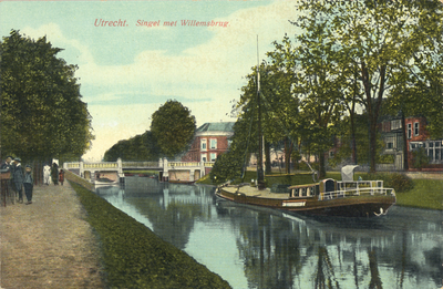 2179 Gezicht op de Stadsbuitengracht te Utrecht met op de achtergrond de Willemsbrug uit het zuidoosten.